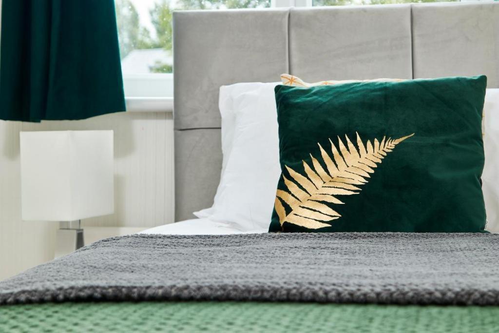 The Emerald House Of Manchester - Garden - Parking Eksteriør bilde
