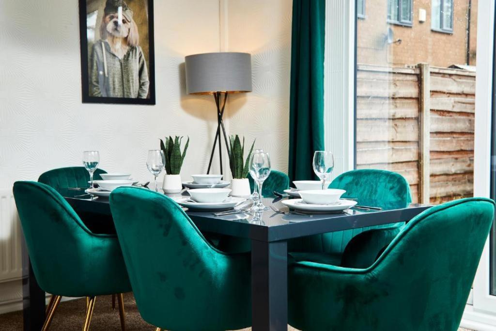 The Emerald House Of Manchester - Garden - Parking Eksteriør bilde