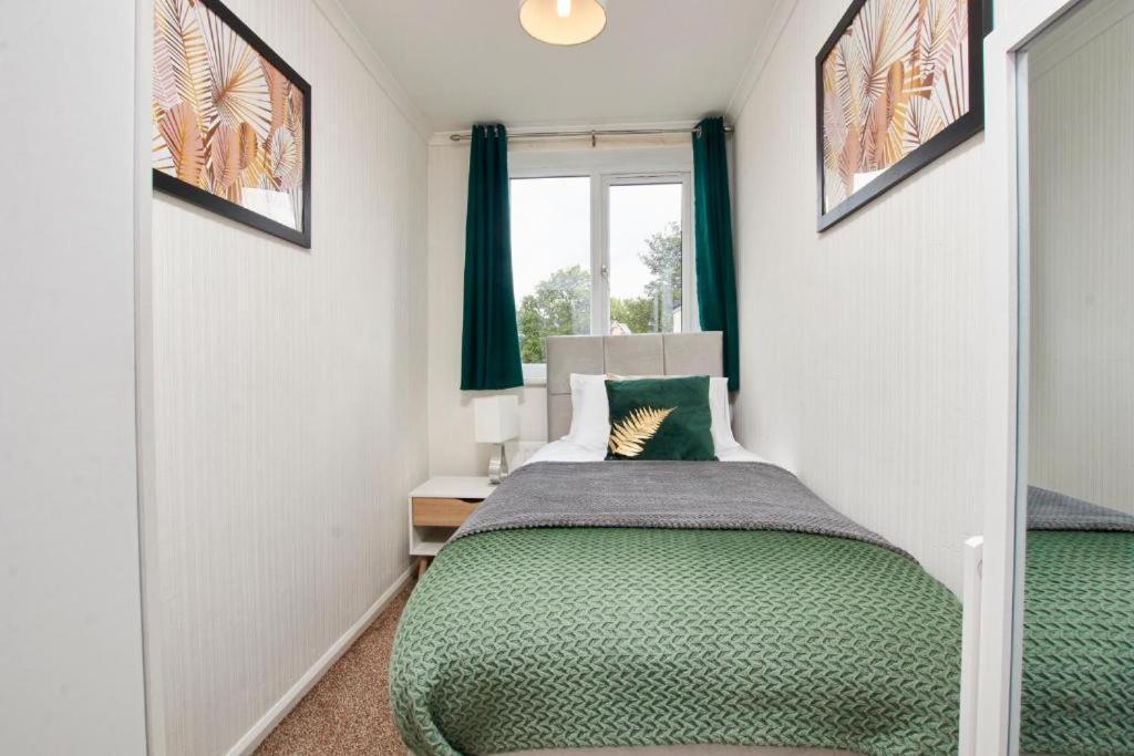 The Emerald House Of Manchester - Garden - Parking Eksteriør bilde