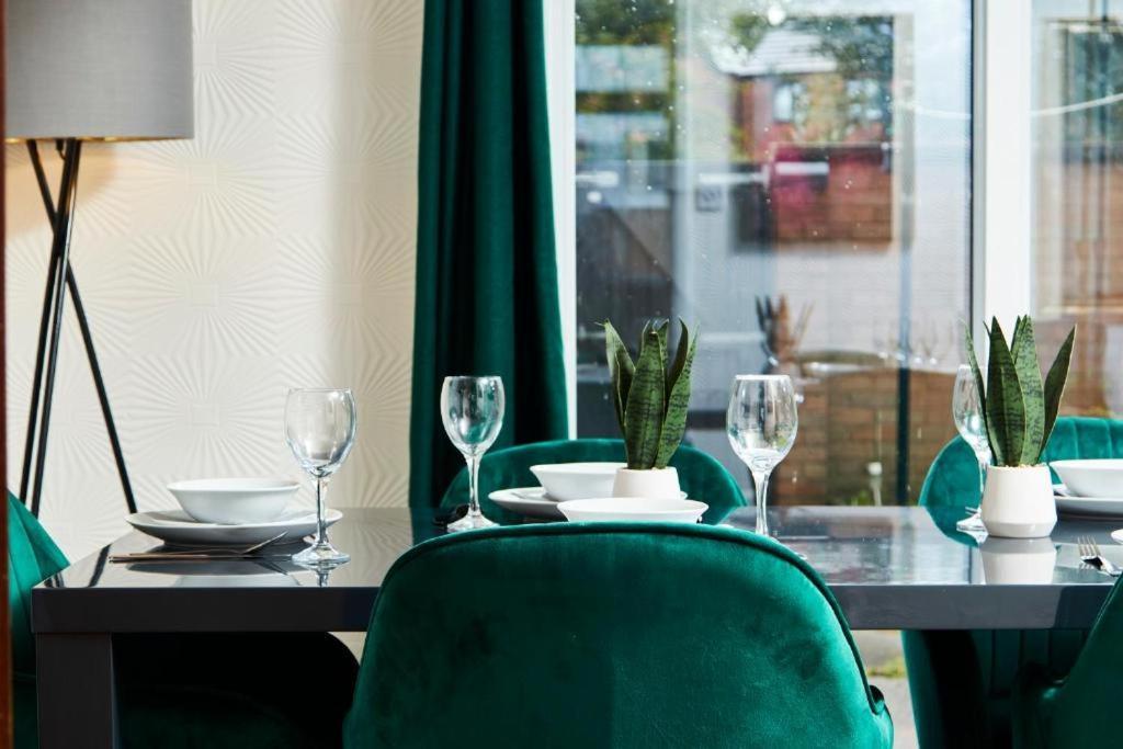 The Emerald House Of Manchester - Garden - Parking Eksteriør bilde