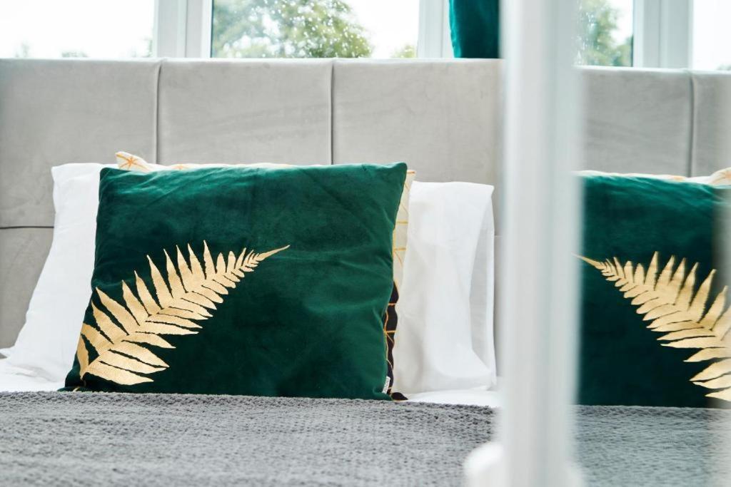 The Emerald House Of Manchester - Garden - Parking Eksteriør bilde