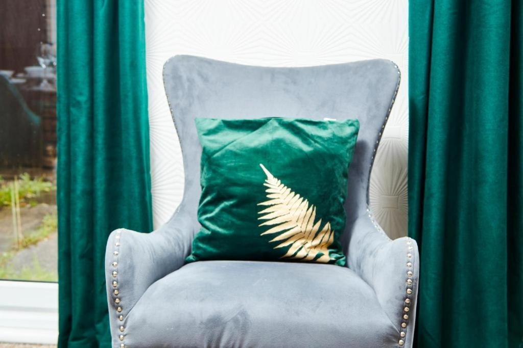 The Emerald House Of Manchester - Garden - Parking Eksteriør bilde